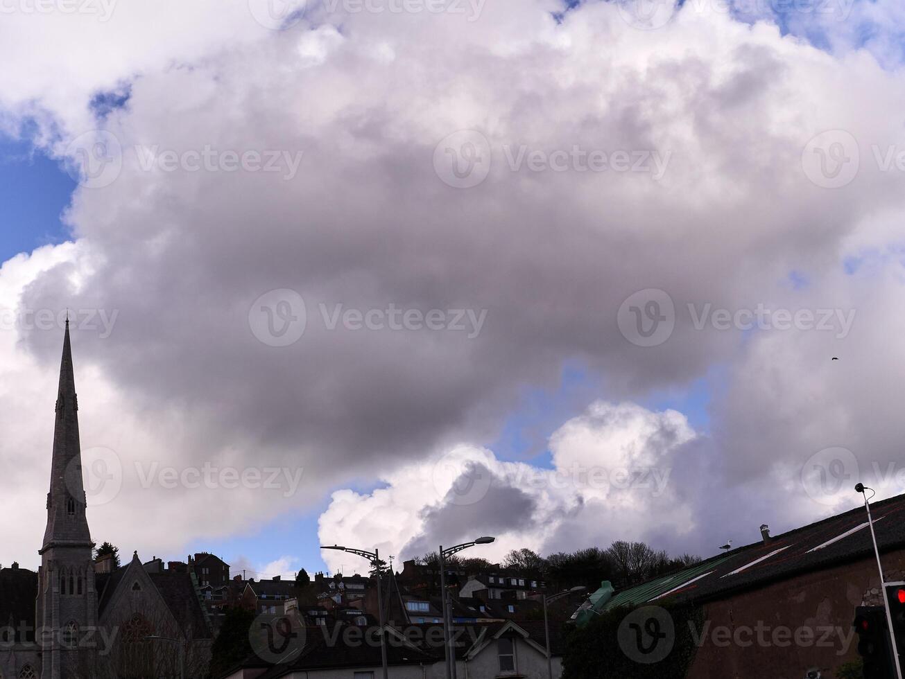 wit pluizig cumulus wolken in de zomer lucht, natuurlijk wolken achtergrond foto