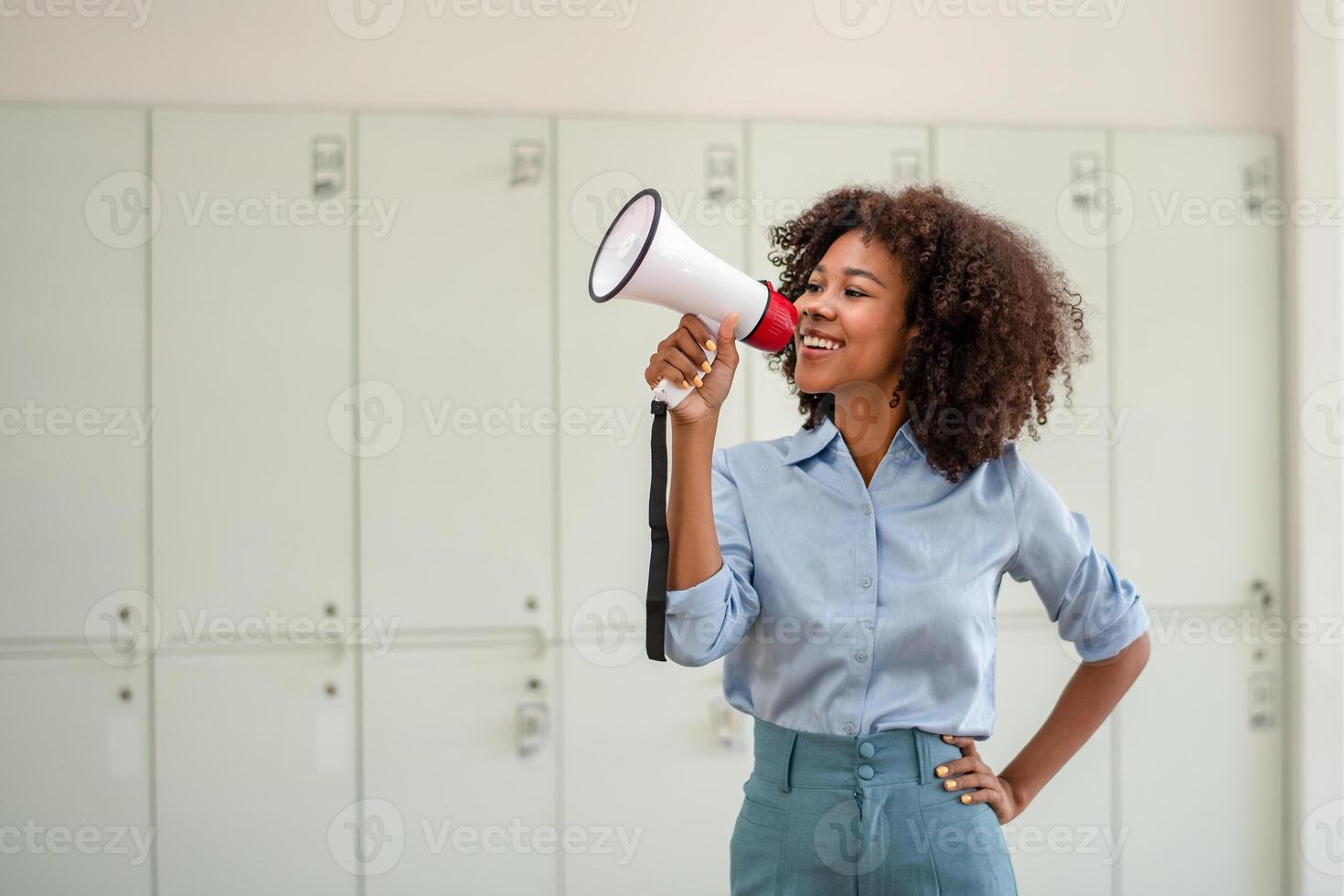 bedrijf vrouw geschreeuw luid Holding een megafoon, uitdrukken succes en positief concept, idee voor afzet of verkoop foto