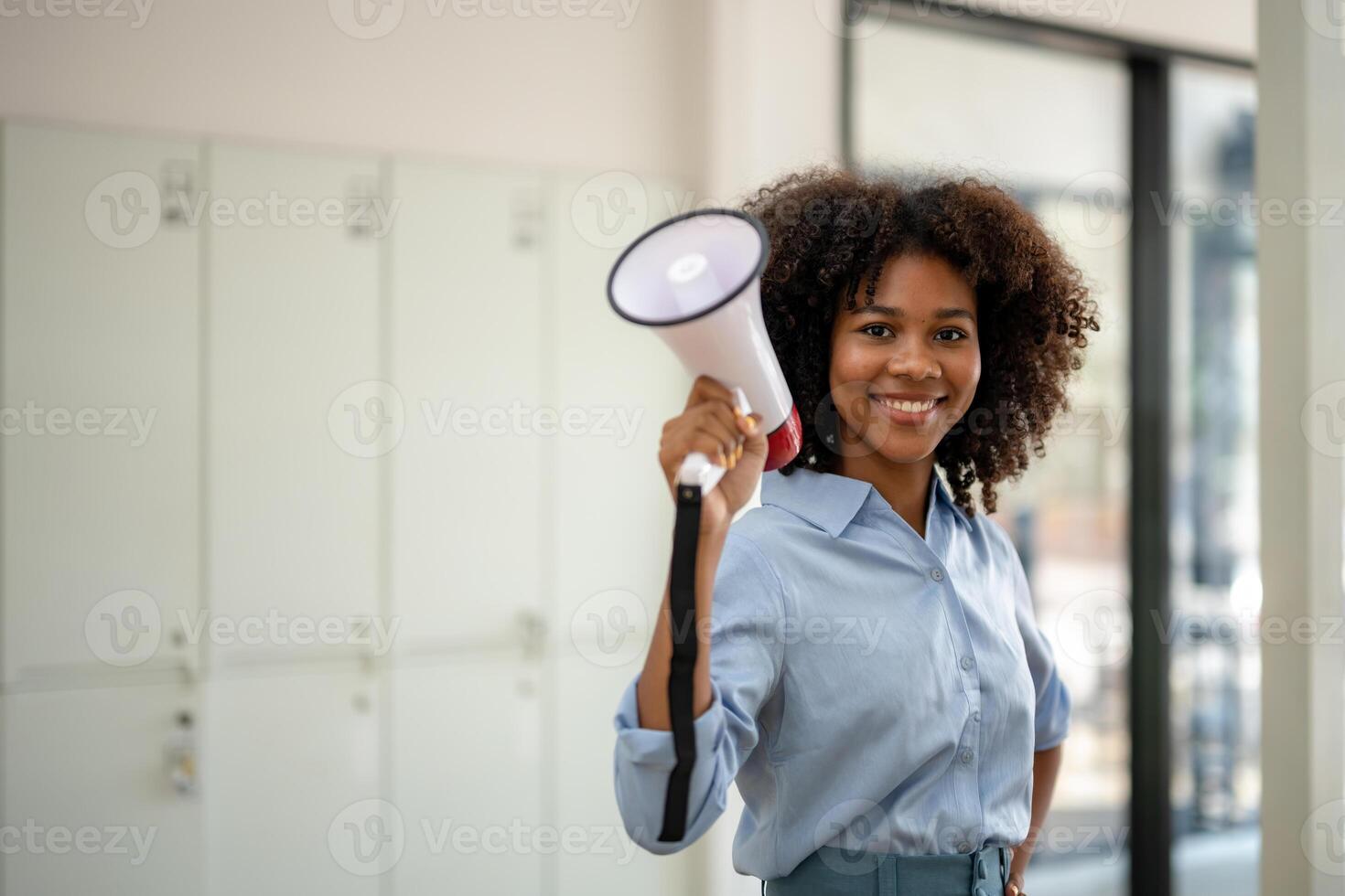 bedrijf vrouw geschreeuw luid Holding een megafoon foto