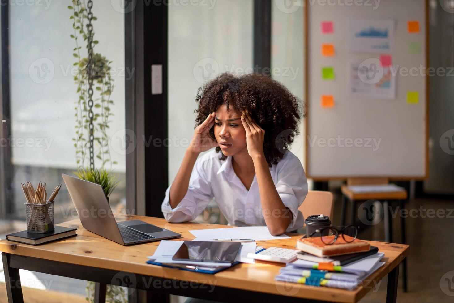 zwart vrouw werken Aan een computer scherm en benadrukt uit over de taak in voorkant van haar. Daar was een probleem met de functie. foto
