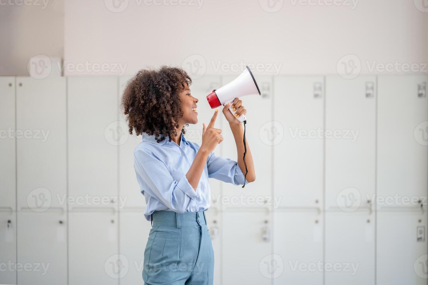 Afrikaanse Amerikaans vrouw vervelend blauw overhemd geschreeuw luid Holding een megafoon, uitdrukken succes en positief concept, idee voor afzet of verkoop foto
