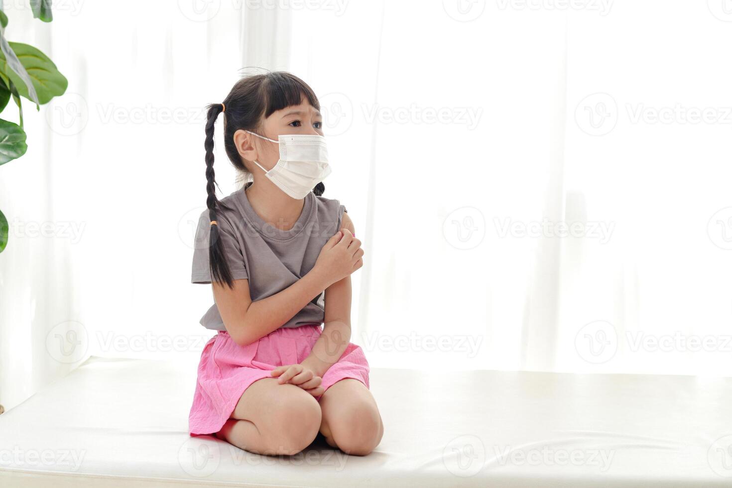 schattig weinig Aziatisch meisje slijtage een wit masker naar voorkomen coronavirus ze za Aan de wit bed. concept van kind Gezondheid zorg. kopiëren ruimte foto