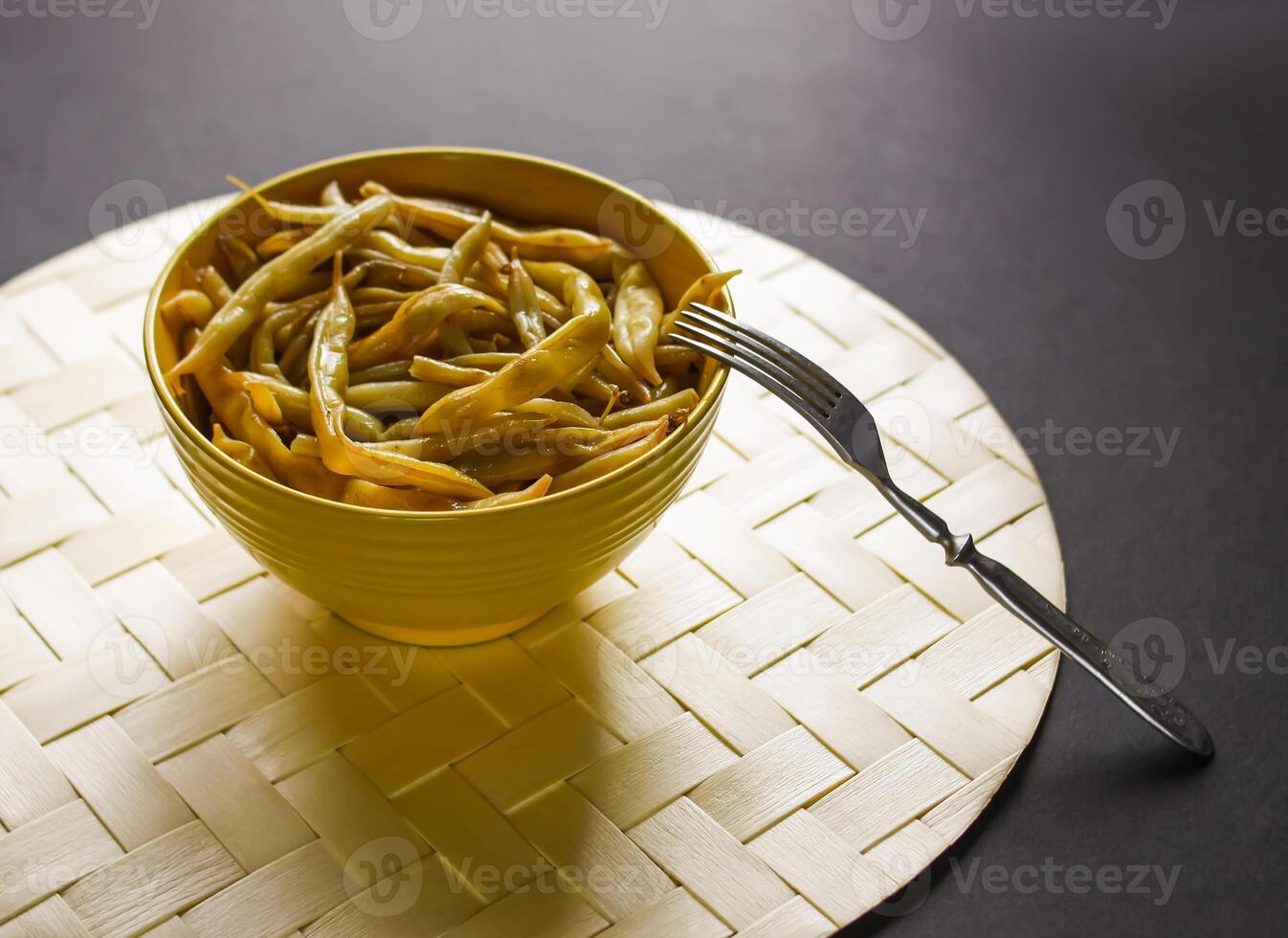 gebakken lang Frans bonen in geel keramiek beker. foto