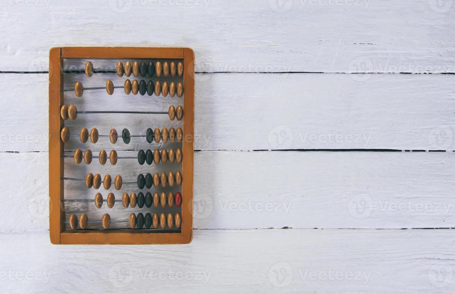 wijnoogst houten telraam Aan oud bord oppervlak. foto