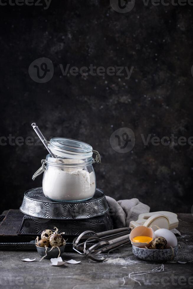 bakken ingrediënten met meel en eieren foto