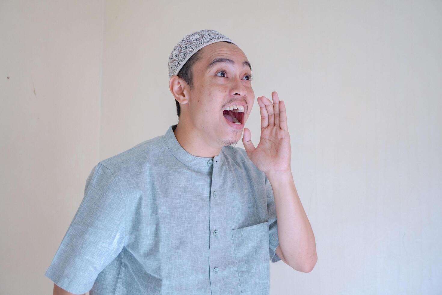 Moslim Aziatisch Mens geschreeuw en schreeuwen gebaar wanneer Ramadan viering. de foto is geschikt naar gebruik voor Ramadhan poster en moslim inhoud media.