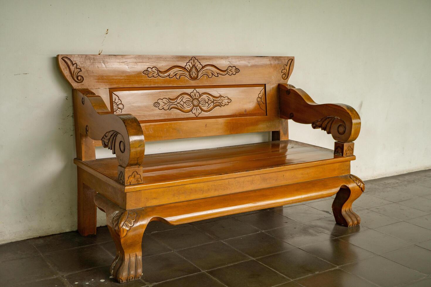 oud traditioneel houten stoel met Java stijl. de foto is geschikt naar gebruik voor interieur reclame inhoud media.