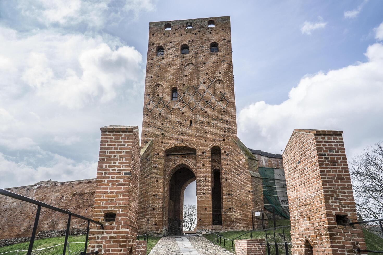 tsjersk, Polen - maart 24e, 2024 - Ingang toren Bij kasteel van de Mazovië hertogen foto
