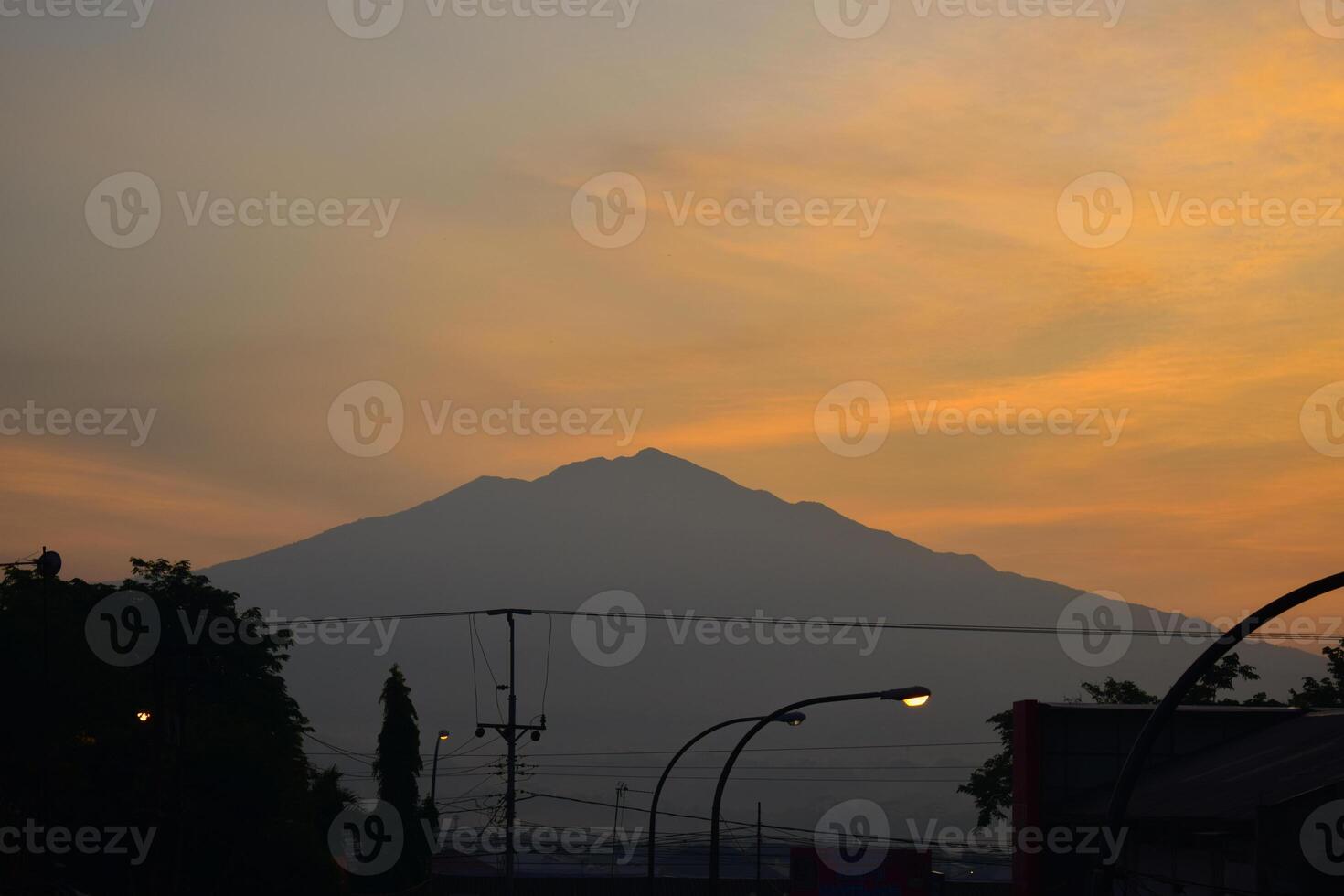 silhouet berg Bij ochtend- zonneschijn foto