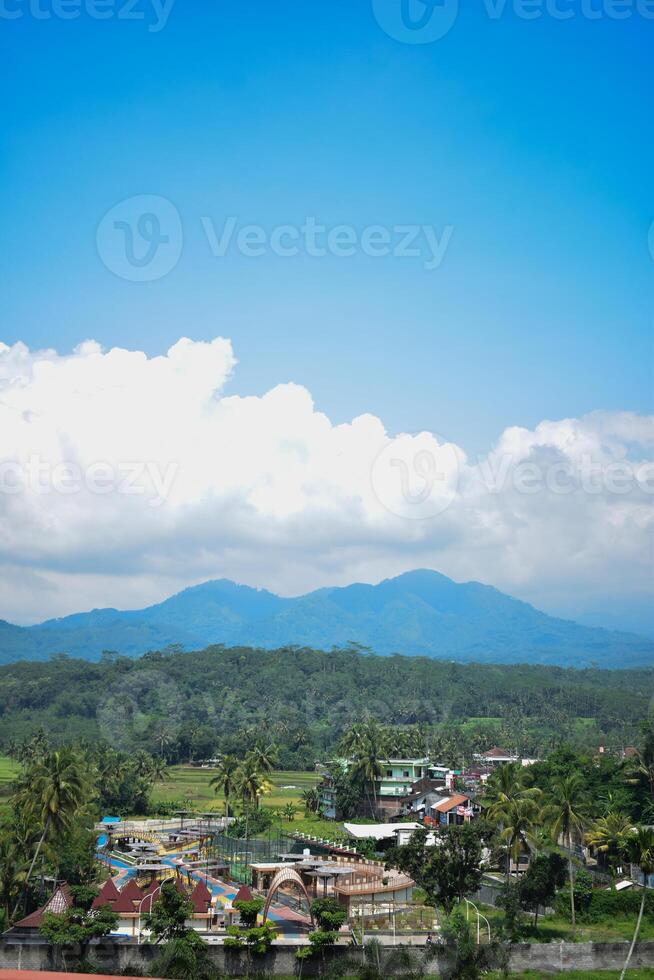 antenne berg van tijd en dorp met bewolkt blauw lucht foto