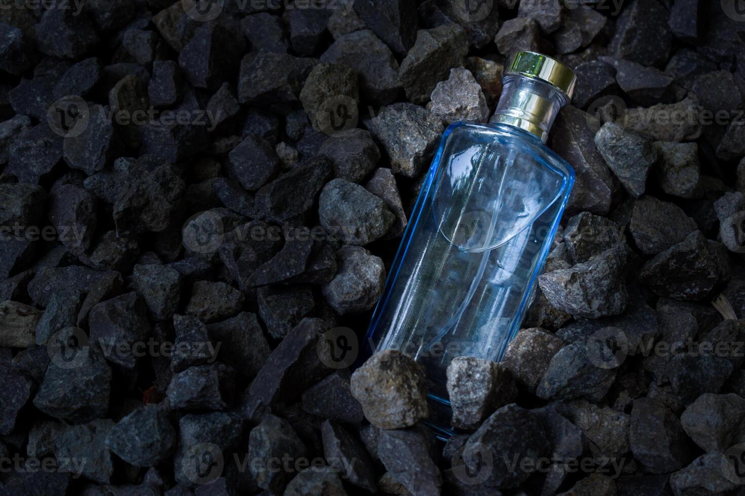 parfum blauw transparant fles in grind of koraal achtergrond foto