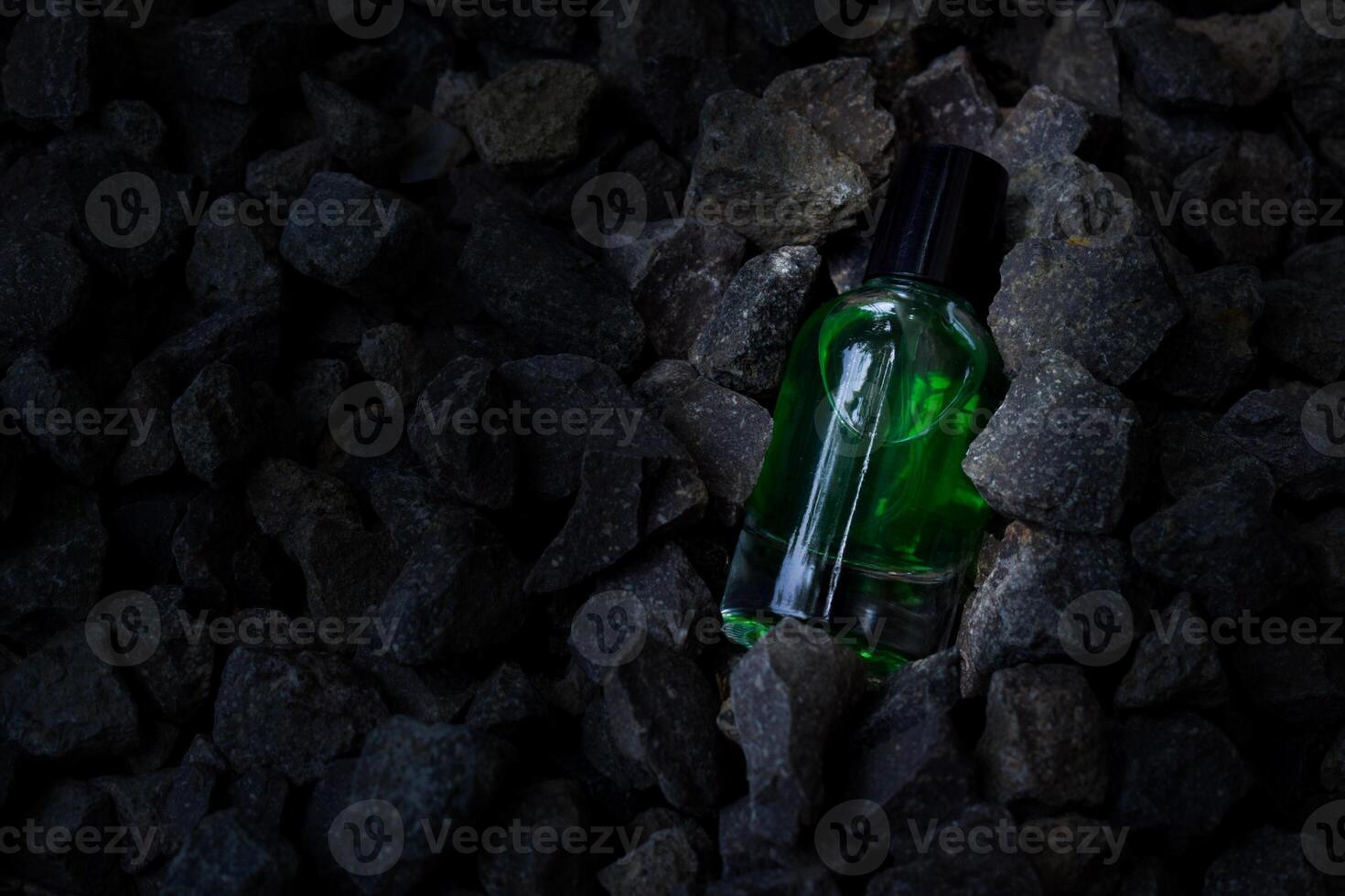 parfum groen transparant fles in grind of koraal achtergrond foto