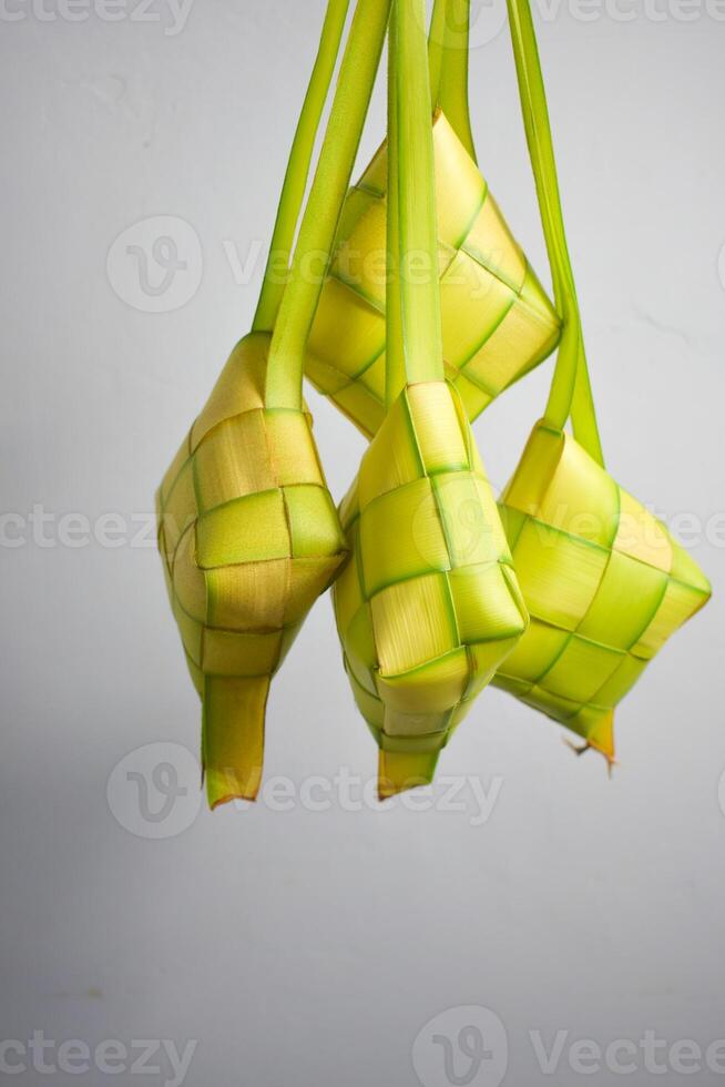 dichtbij omhoog ketupat en kopiëren ruimte met geïsoleerd wit achtergrond. traditioneel cultuur in Indonesië gastvrij Ramadhan seizoen foto