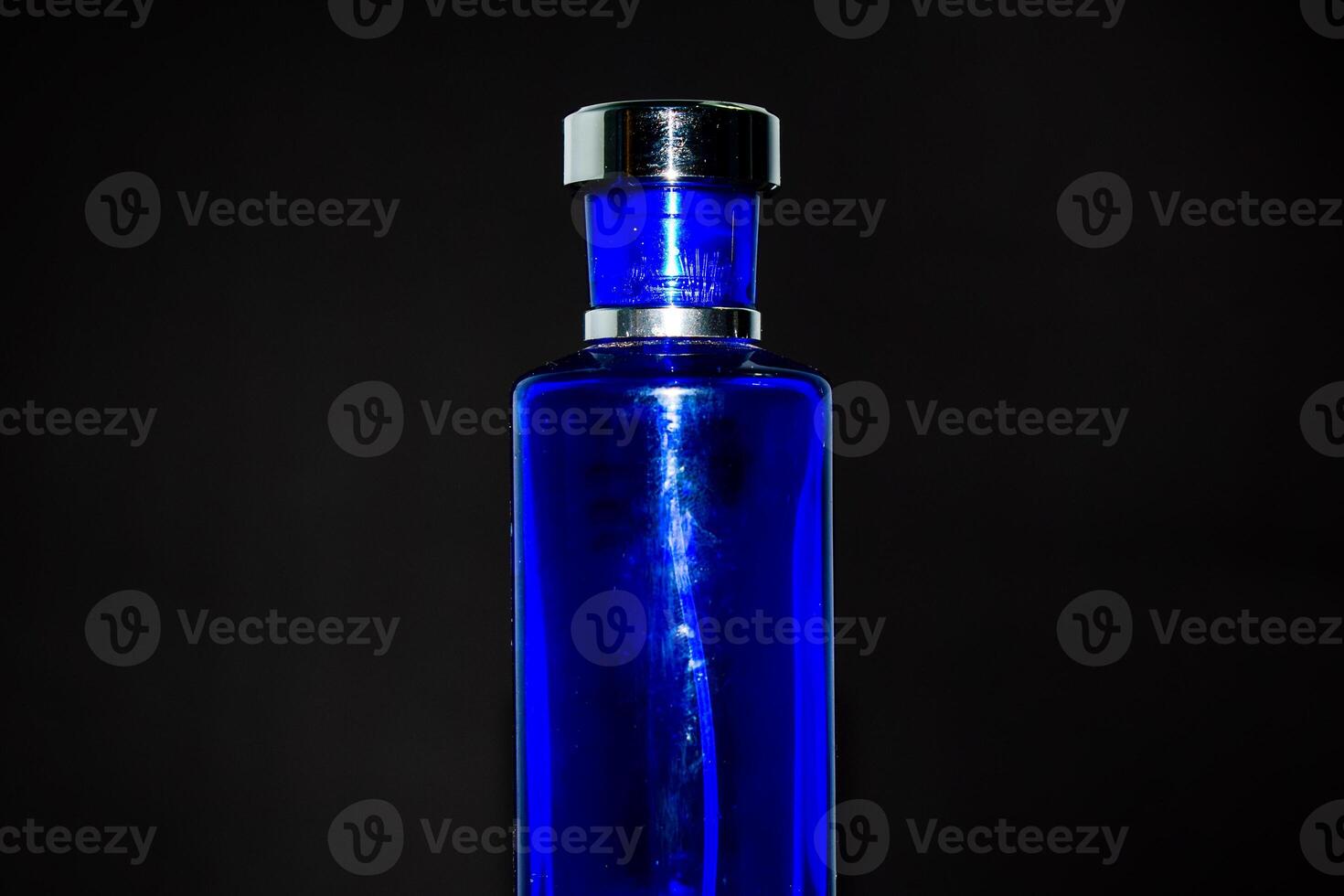 transparant donker blauw fles parfum geïsoleerd zwart achtergrond voor bespotten omhoog ontwerp foto