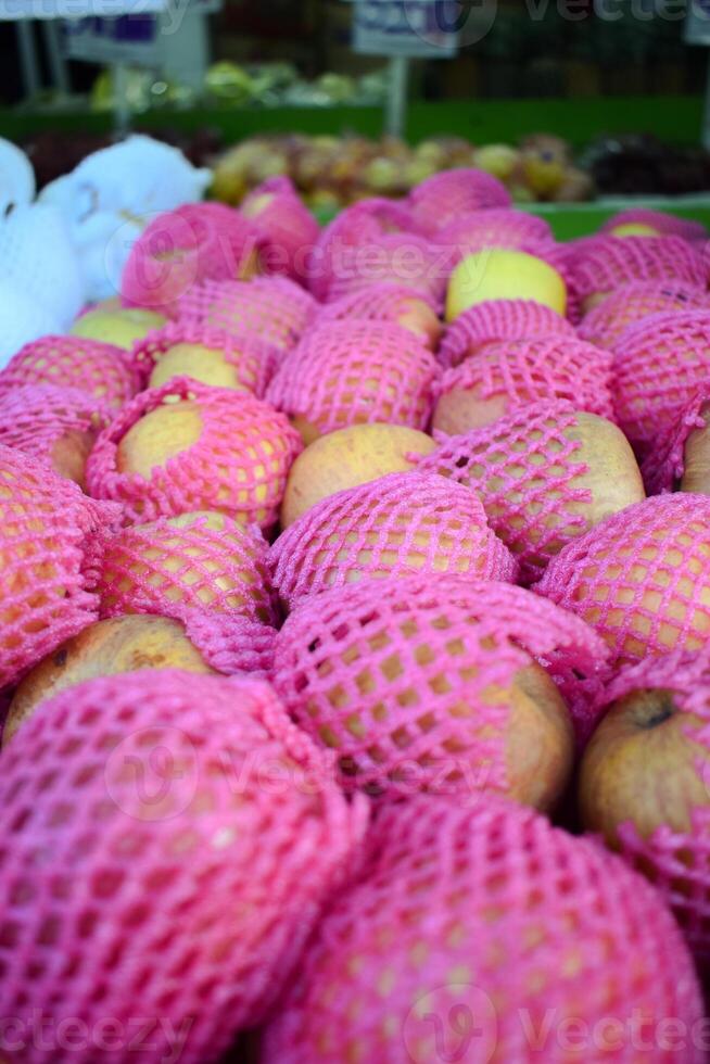 appel fruit weergegeven in supermarkt doos foto