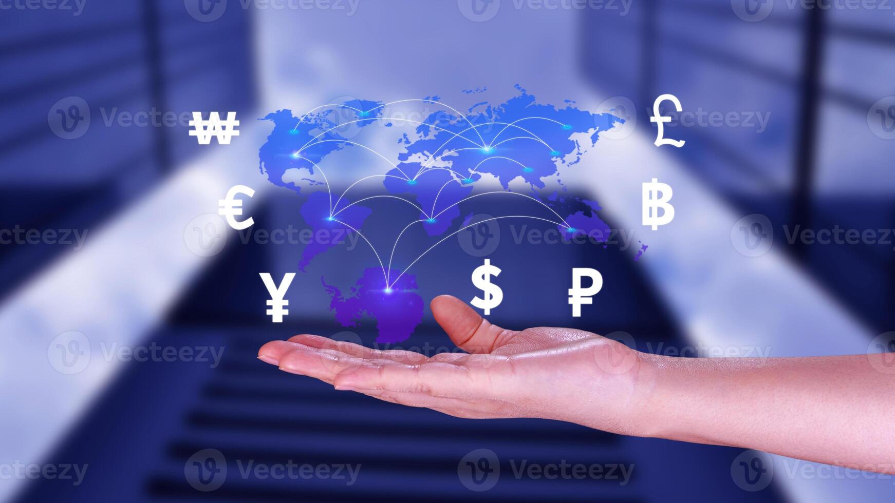 zakenman Holding naar geld transfers en valuta uitwisselingen tussen landen van de wereld, online bank interbancair betaling concept. foto