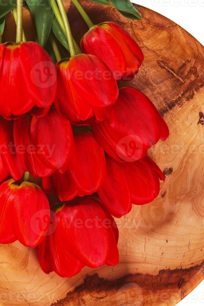 rood tulpen liggen Aan een houten bord Aan een wit achtergrond, detailopname foto