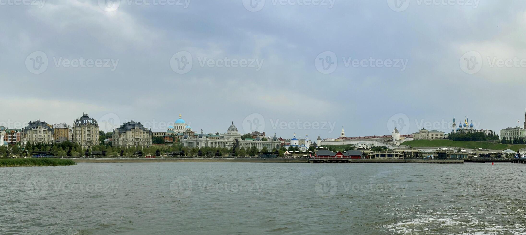 panoramisch visie van de centrum van Kazan Aan een bewolkt zomer dag, Rusland foto