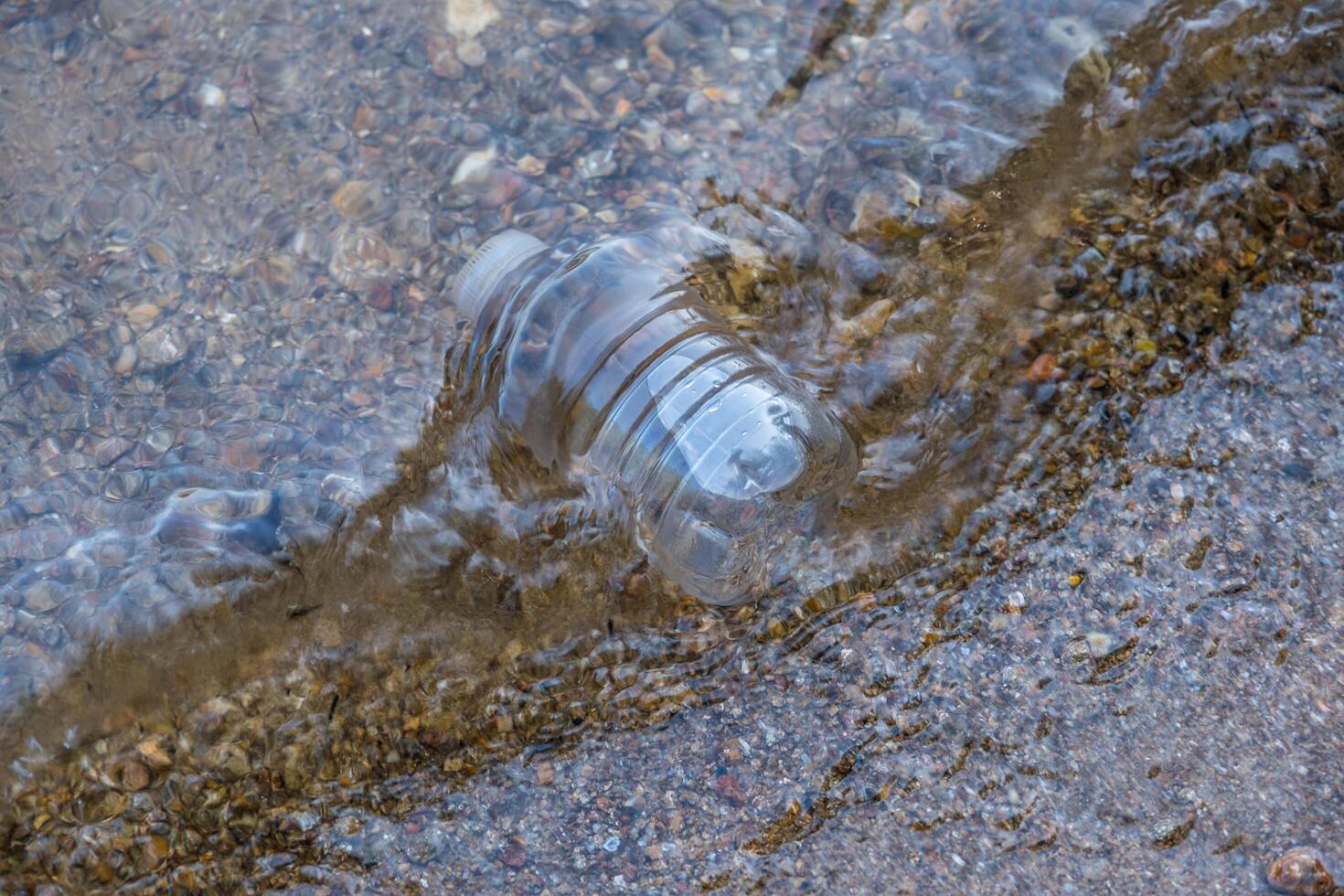 plastic fles drijvend in de meer foto