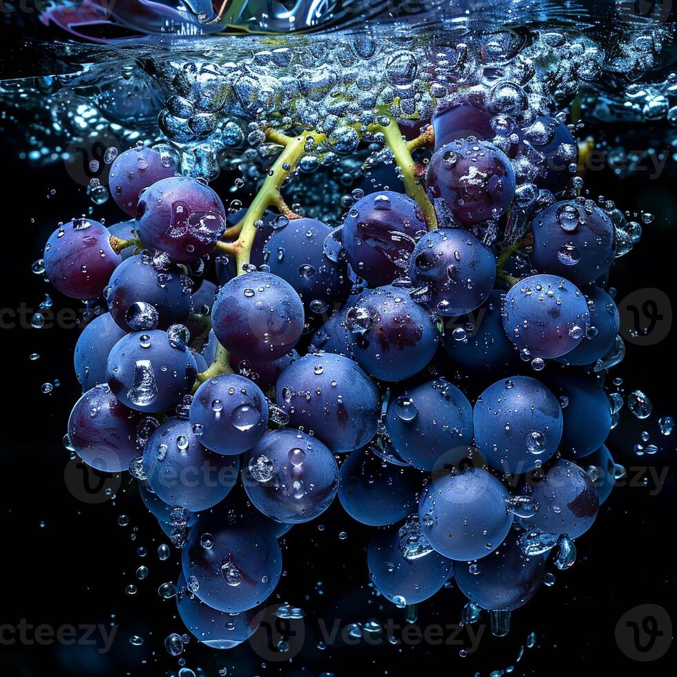 druiven vallend in water met plons Aan zwart achtergrond. foto