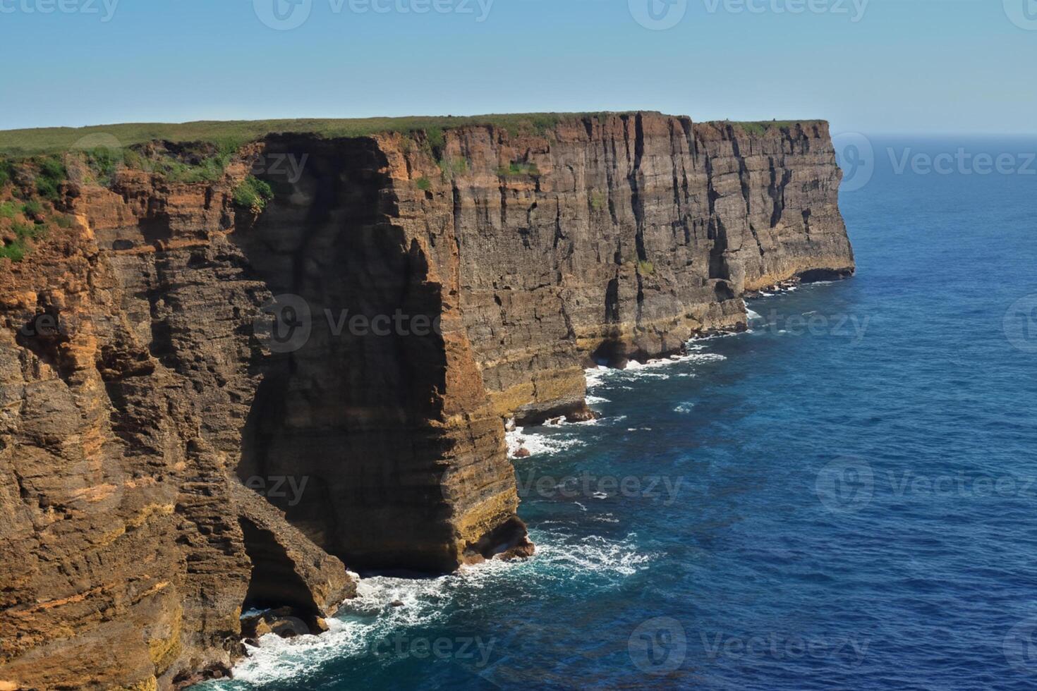 kust majesteit adembenemend kust- kliffen ontmoeten verbijsterend blauw zee, een schouwspel van van de natuur grootsheid foto