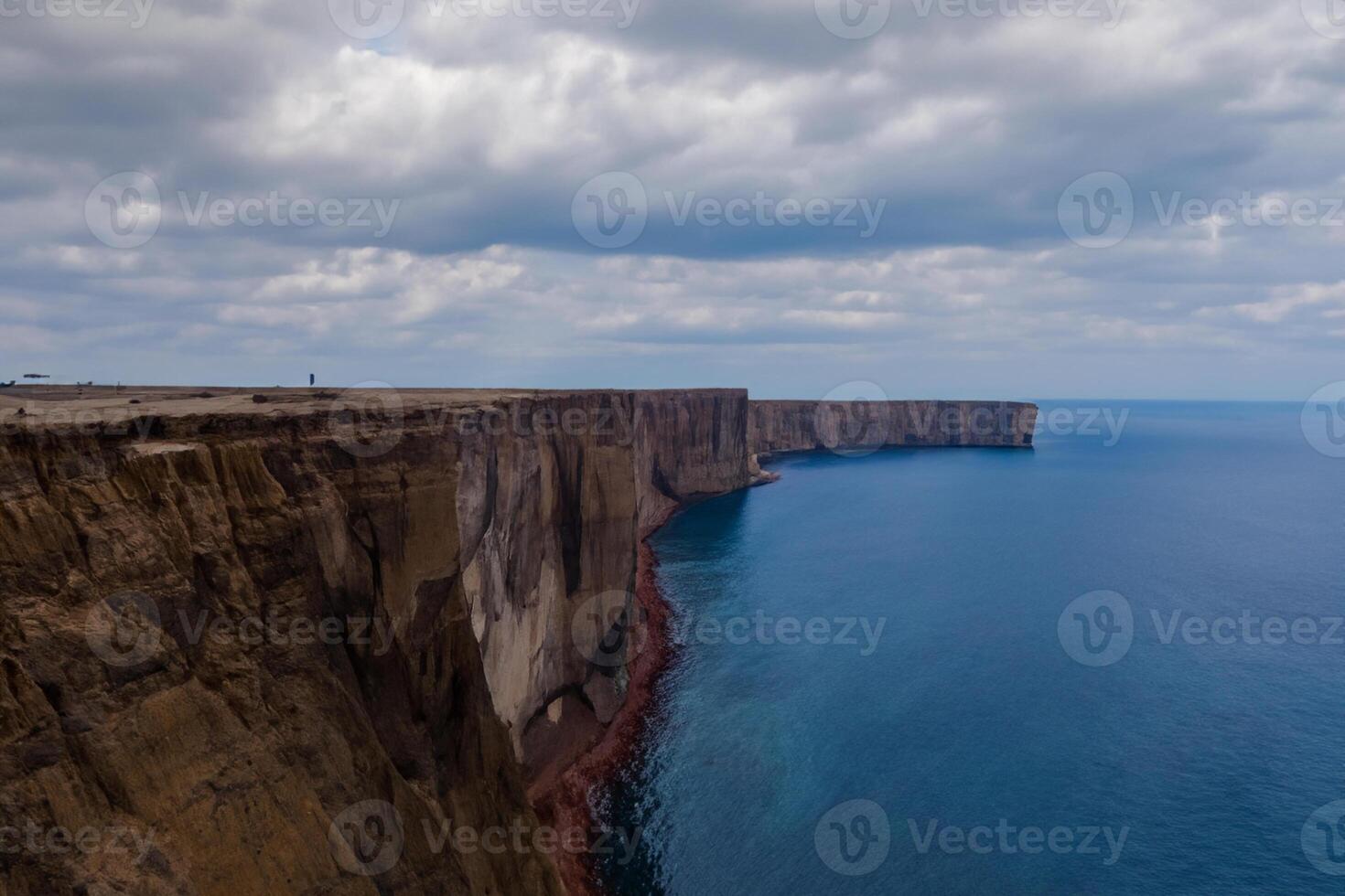 kust majesteit adembenemend kust- kliffen ontmoeten verbijsterend blauw zee, een schouwspel van van de natuur grootsheid foto