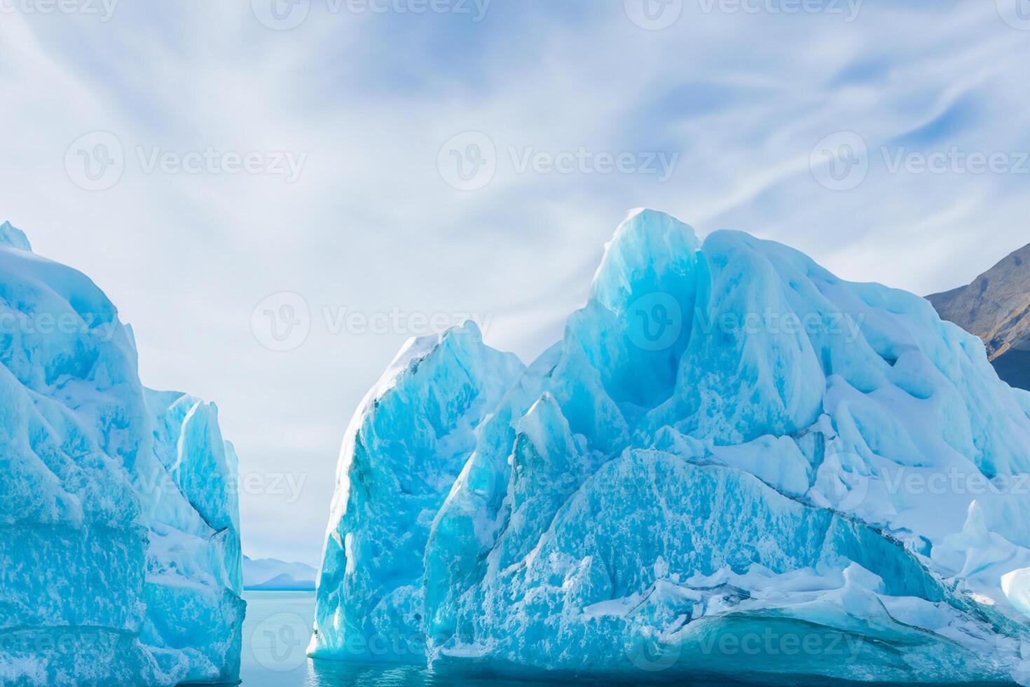 majestueus ijs kliffen gekroond door een koel atmosfeer, ingelijst door de mooi zee en lucht, toveren een harmonisch panorama van van de natuur ijzig grootsheid en oceanisch pracht foto