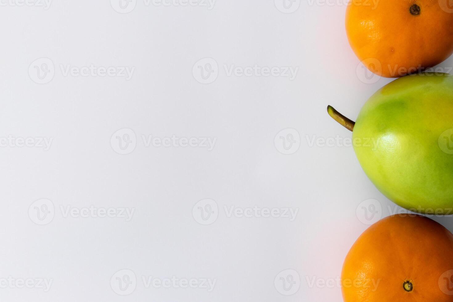 kaart en wit papier mockup geharmoniseerd met vers fruit, bouwen een zichtbaar symfonie van listig ontwerp en culinaire vreugde, waar gezond ingrediënten samenvoegen in een feest van levendig beelden foto