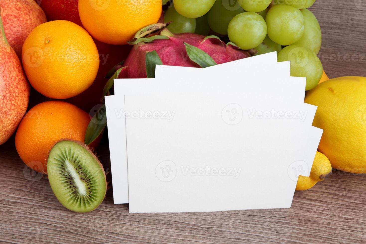 kaart en wit papier mockup geharmoniseerd met vers fruit, bouwen een zichtbaar symfonie van listig ontwerp en culinaire vreugde, waar gezond ingrediënten samenvoegen in een feest van levendig beelden foto