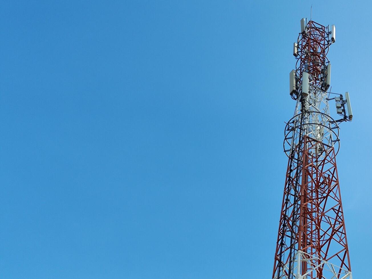 laag hoek visie van communicatie toren tegen blauw lucht foto