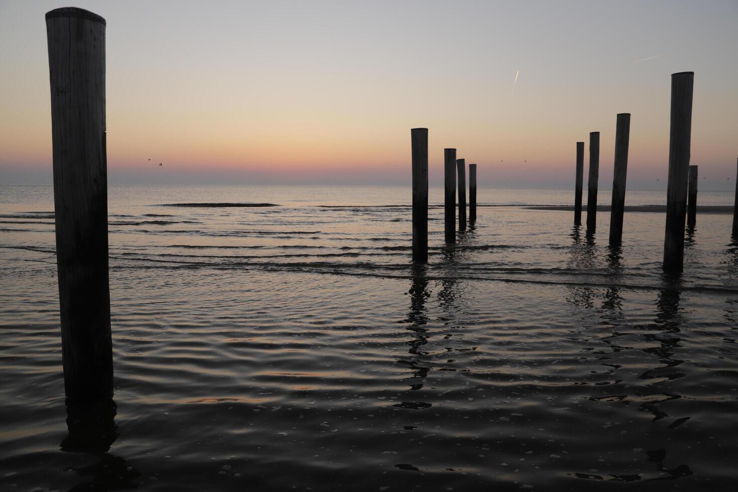 zonsondergang in de pool dorp van petten in de Nederland foto