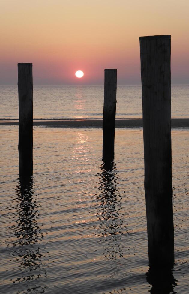 zonsondergang in de pool dorp van petten in de Nederland foto