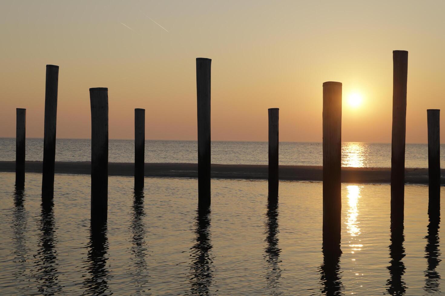 zonsondergang in de pool dorp van petten in de Nederland foto