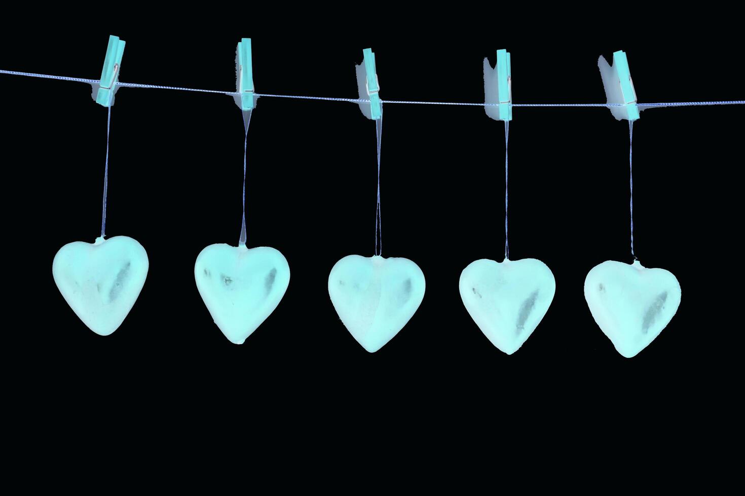 vijf harten hangen van een lijn met haringen foto