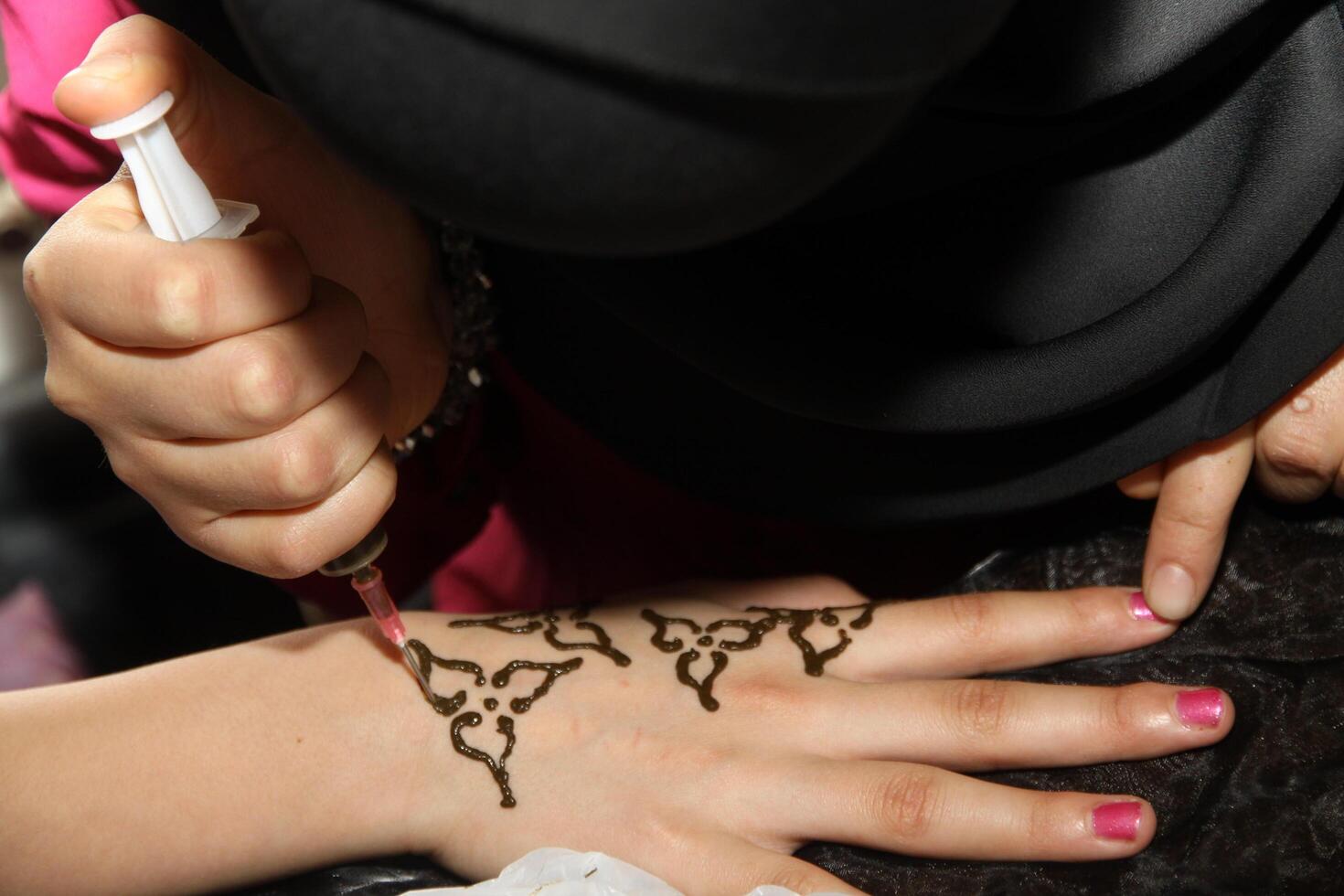 henna- of mehndi tatoeages Aan handen foto