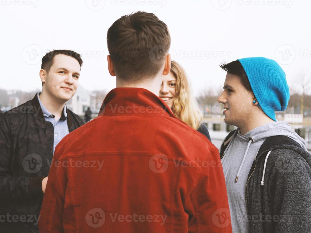 groep van tiener- vrienden pratend en lachend samen foto
