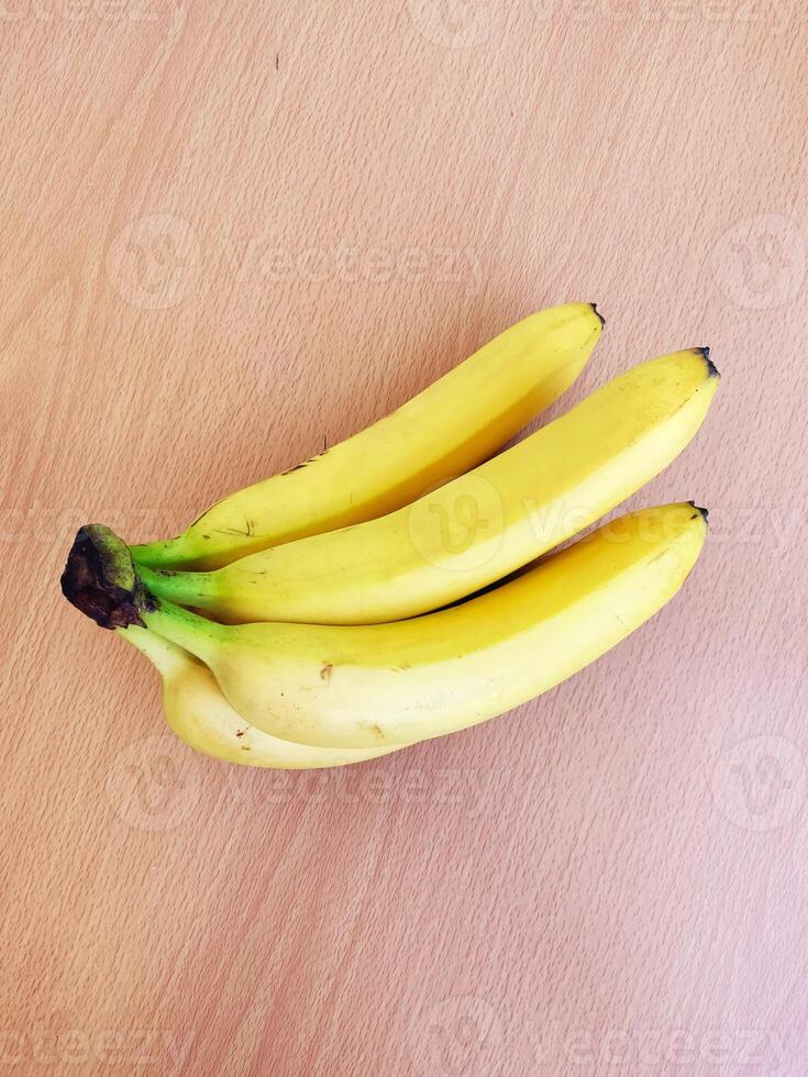 rijp bananen. exotisch tropisch geel fruit. banaan symbool van Gezondheid zorg en welzijn. foto