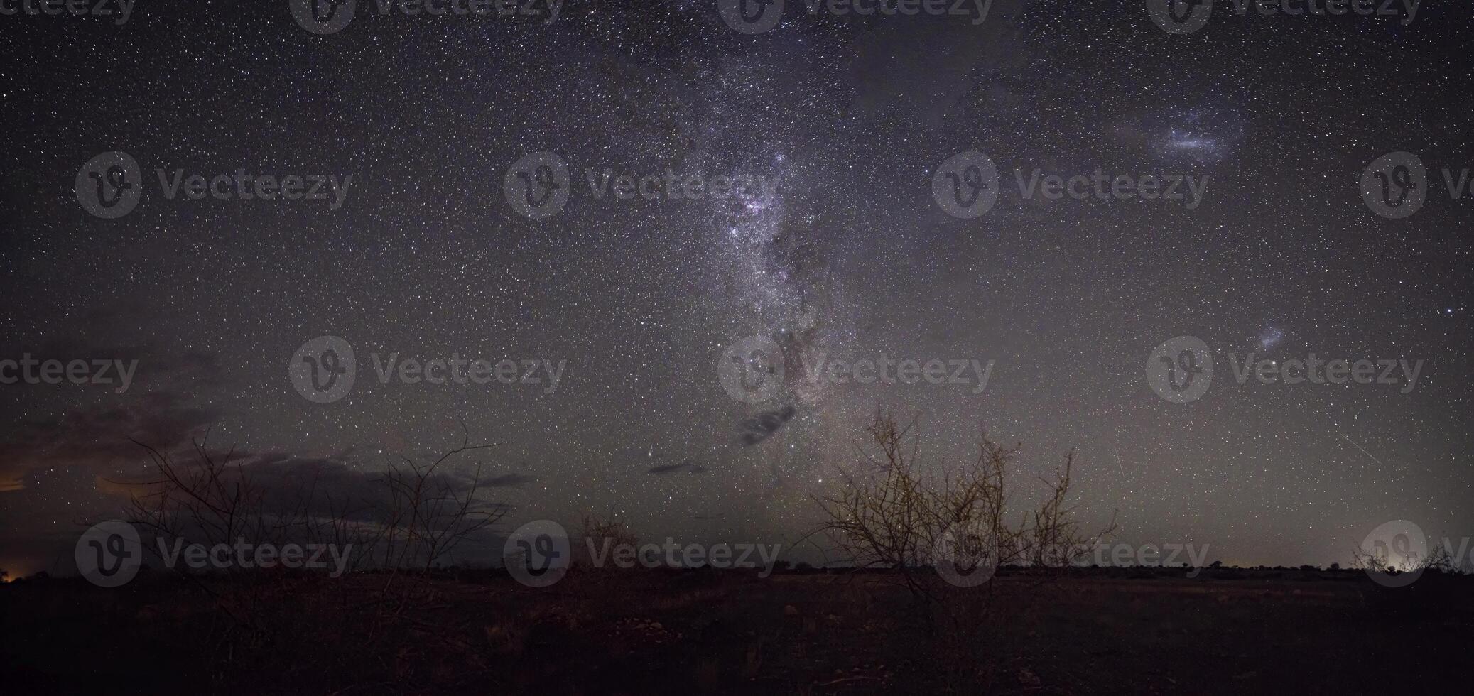 panoramisch beeld van de sterrenhemel lucht en de melkachtig manier gefotografeerd in de namibisch woestijn foto