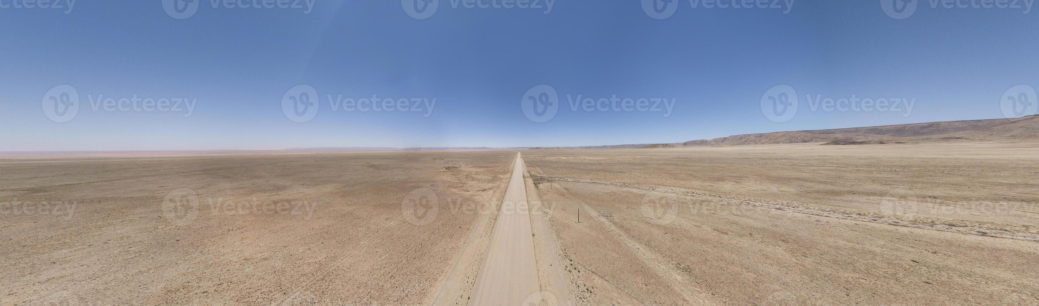 panoramisch dar afbeelding van een eenzaam grind weg door de woestijn foto