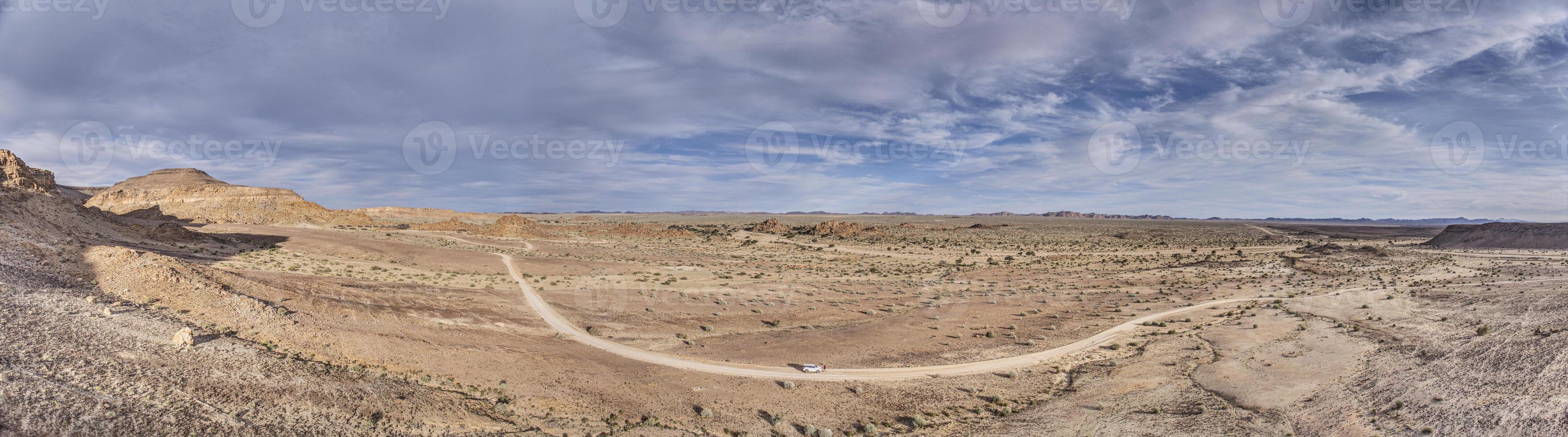 panoramisch afbeelding over- een grind weg in de buurt vis rivier- Ravijn in zuidelijk Namibië onder een blauw lucht foto