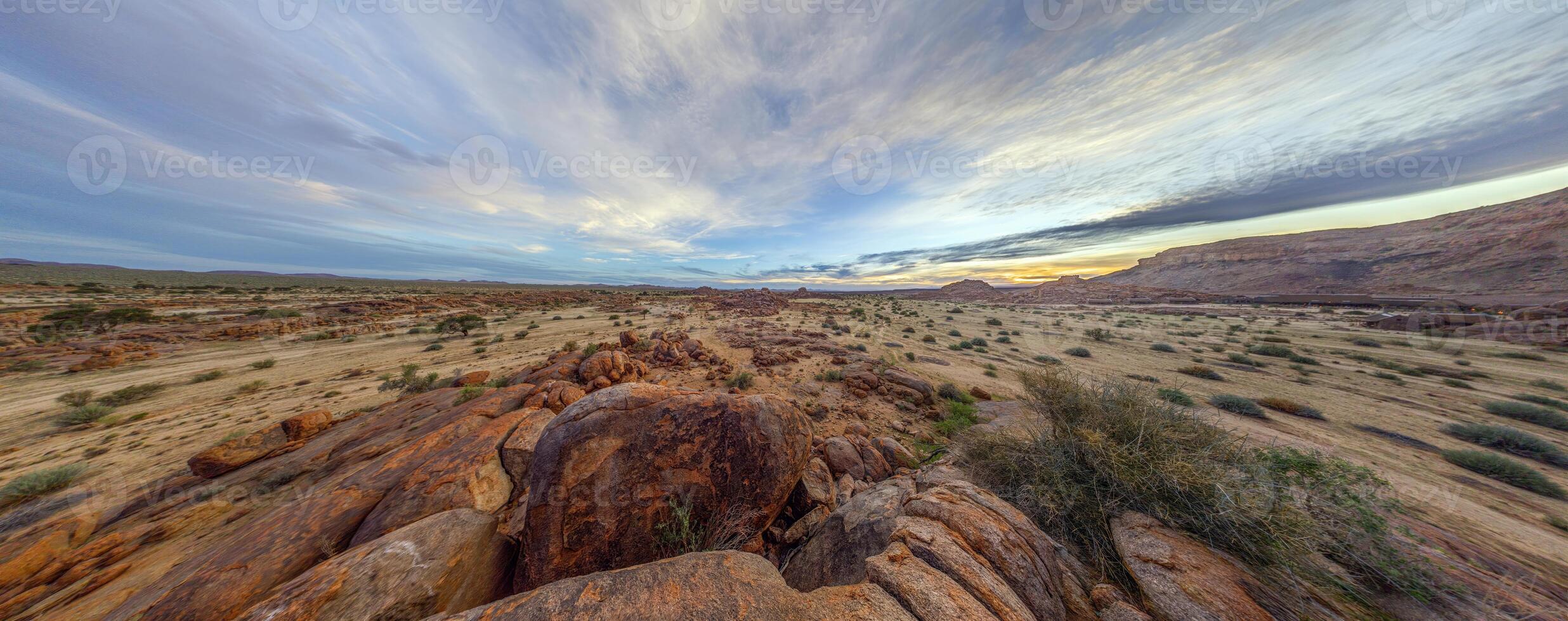 panoramisch afbeelding van damaraland in Namibië gedurende zonsondergang foto