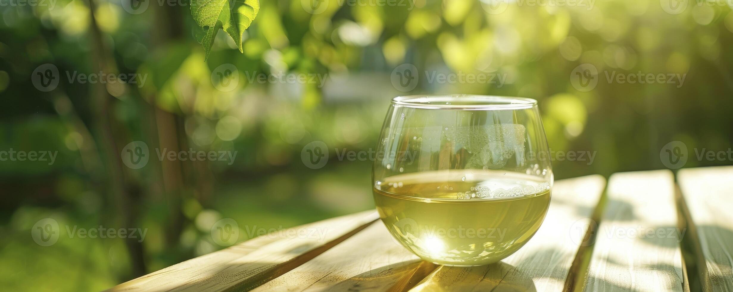 kalmte in natuur, aromatisch groen thee geserveerd in een glas kop resting Aan een licht houten tafel buitenshuis, aanbieden ruimte voor tekst foto