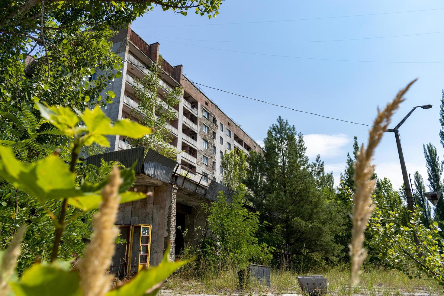 Tsjernobyl, Oekraïne 8 augustus 2021. Oud verlaten huis in de spookstad Pripyat, Oekraïne. foto