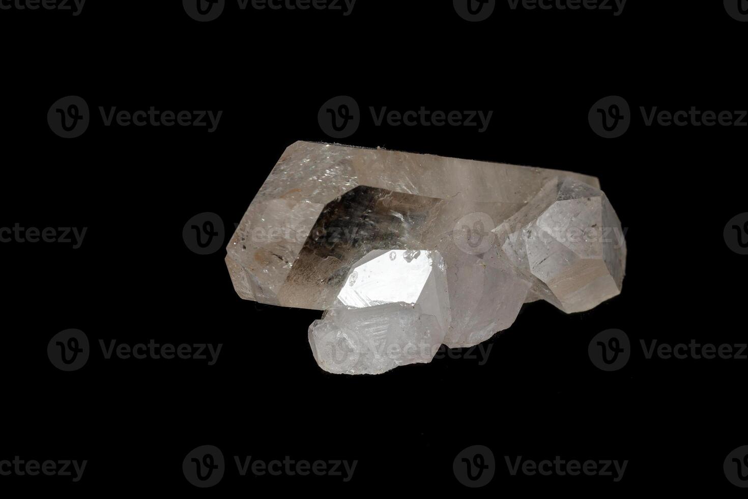 macro mineraal steen bergkristal, rots kristal Aan een zwart achtergrond foto