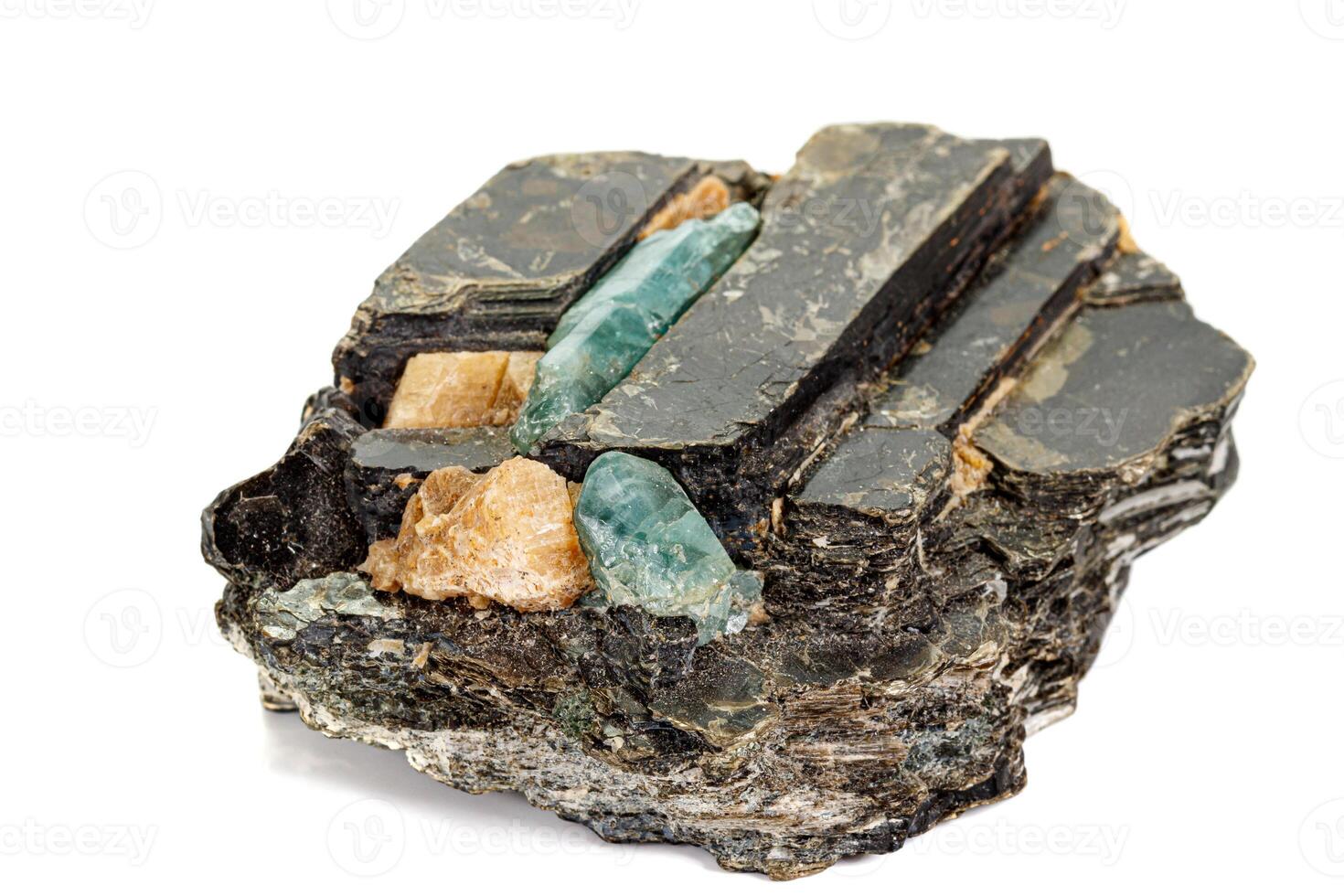 macro aquamarijn mineraal steen in rots Aan wit achtergrond foto