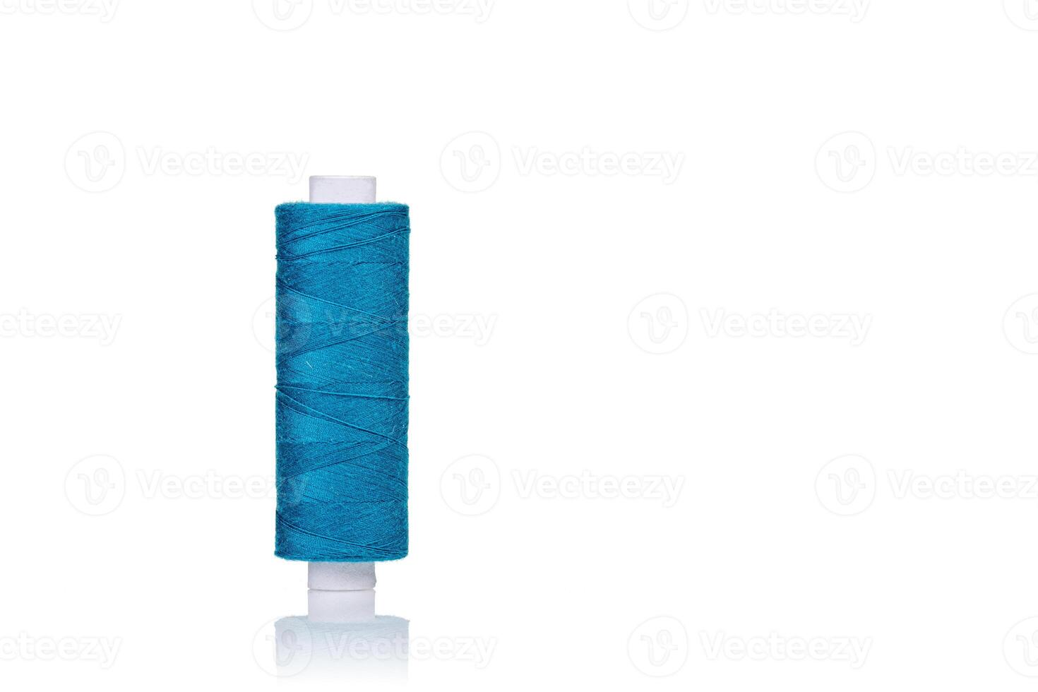een streng van draden van blauw kleur macro Aan een wit achtergrond foto