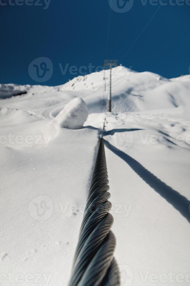 staal kabel van een kabel auto detailopname. touw textuur. de pad van de kabel cabine tegen de backdrop van met sneeuw bedekt bergen foto