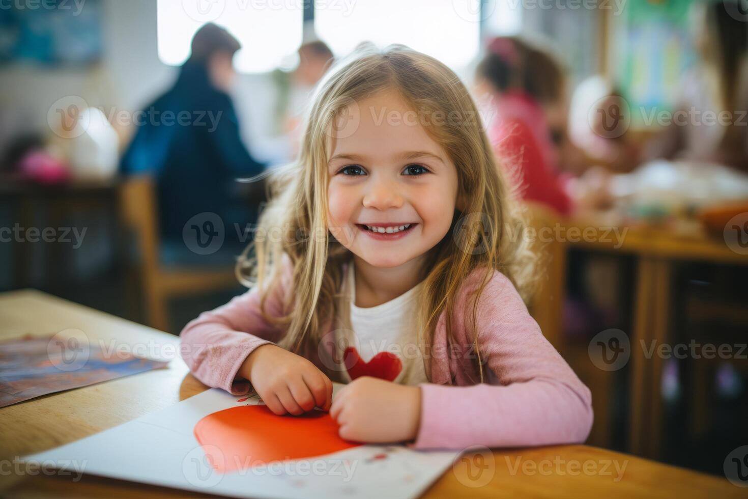 schattig weinig meisje tekening met kleurrijk potloden Bij tafel in klas. gelukkig moeder dag foto