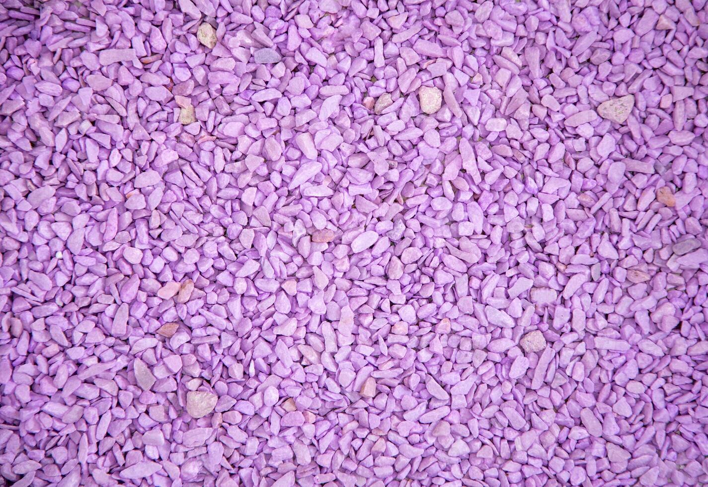 ultraviolet prima steen textuur, lila oppervlak, klein stenen achtergrond foto