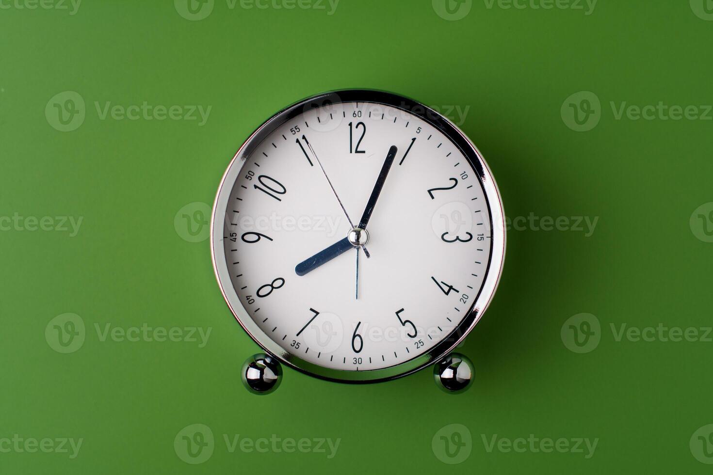 tijd en een klok dat stopt, een foto van een klok in de studio, een belangrijk tijd concept in werk en leven.